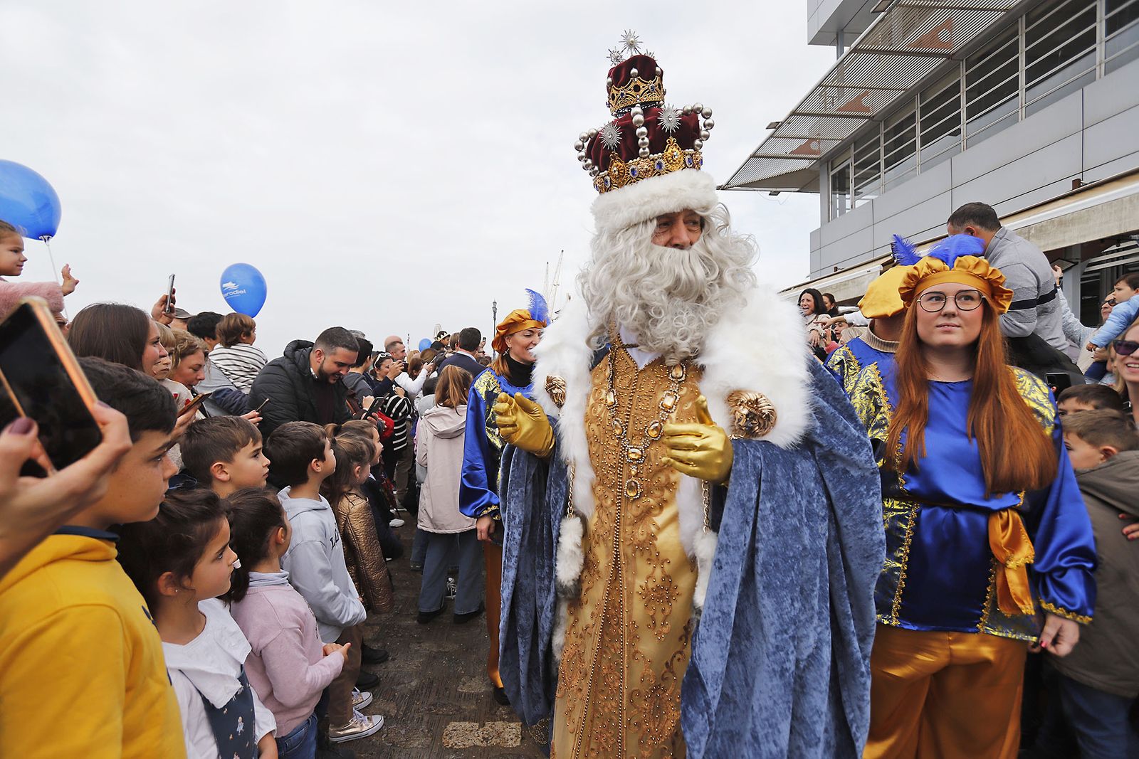 Imágenes de la mágica llegada de los Reyes Magos y la Estrella de la Ilusión a Huelva en barco