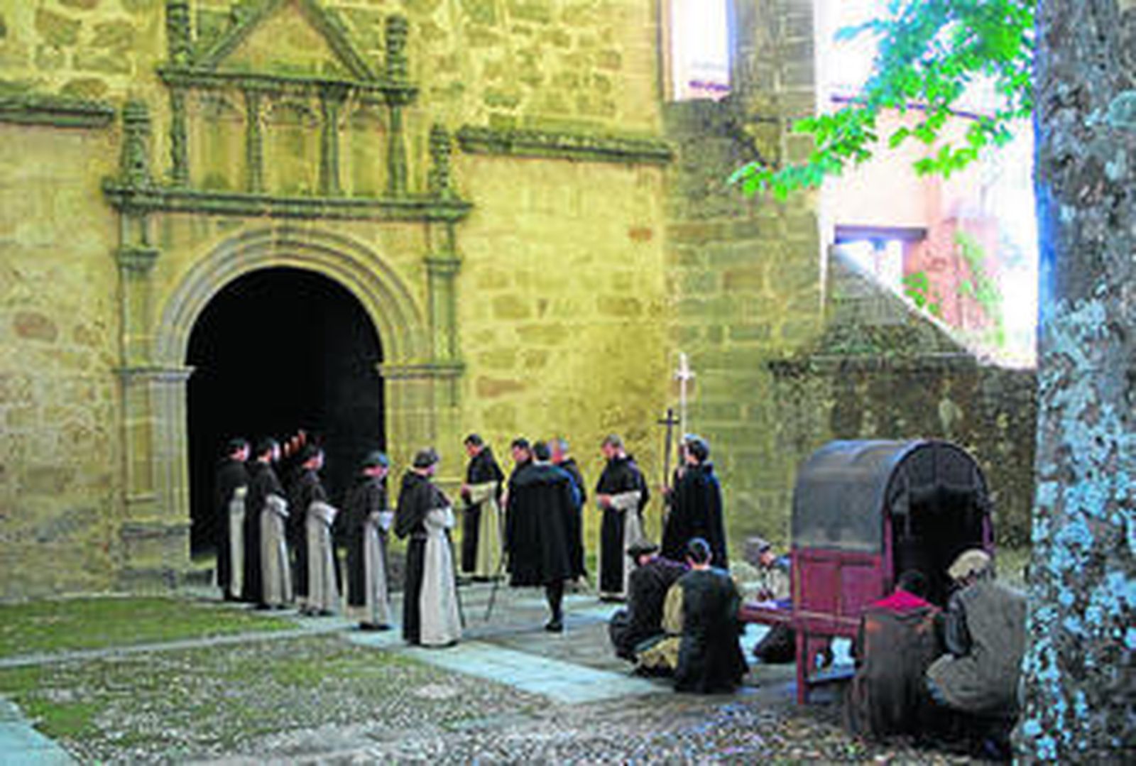 El emperador, encarnado por Álvaro Cervantes, llega al apartado monasterio cacereño de Yuste.