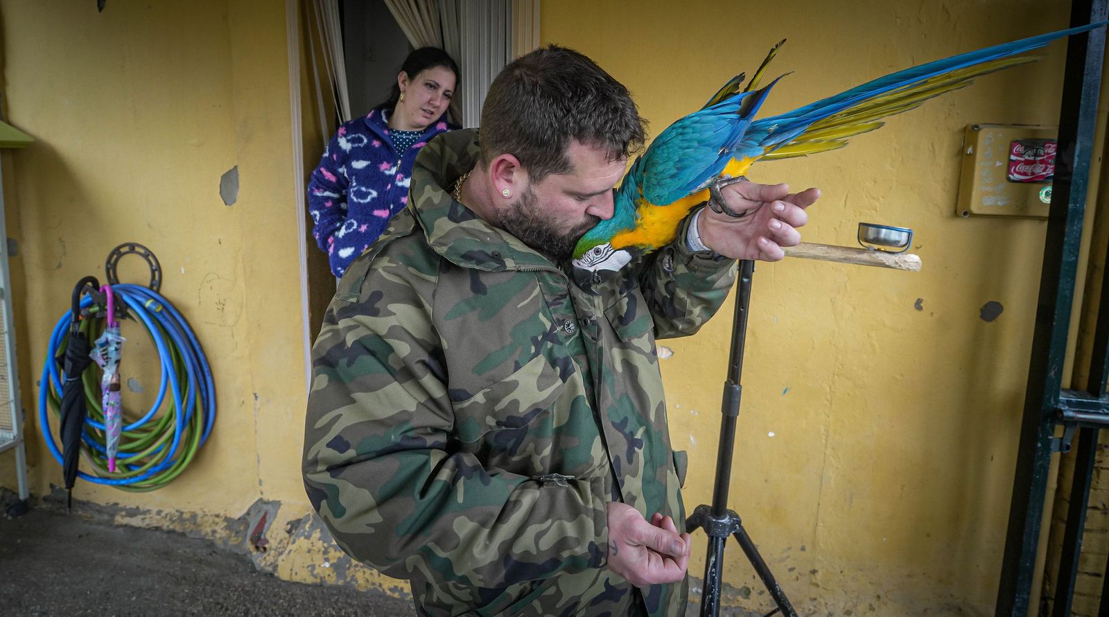 Dos vecinos de la zona rural de Jerez que tuvieron que ser desalojados por la crecida del río Guadalete