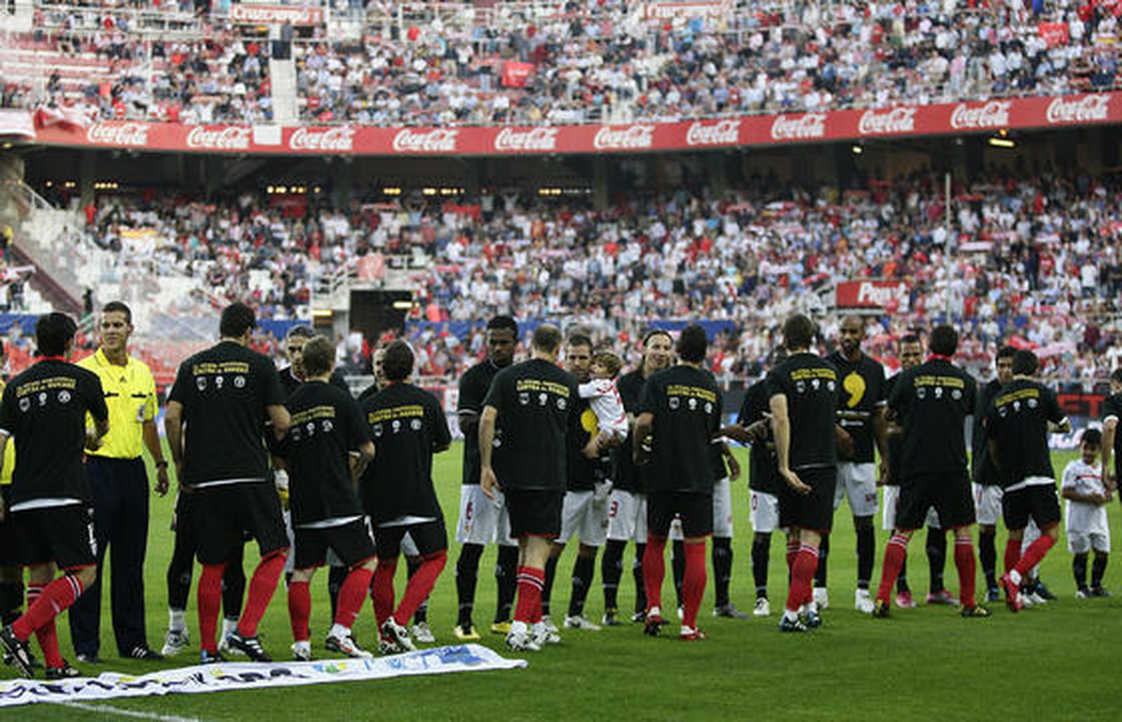 El Sevilla vence 4-3 al Athletic de Bilbao en el Sánchez Pizjuán con dos goles de Luis Fabiano y dos de Kanoute de penalti. / Antonio Pizarro
