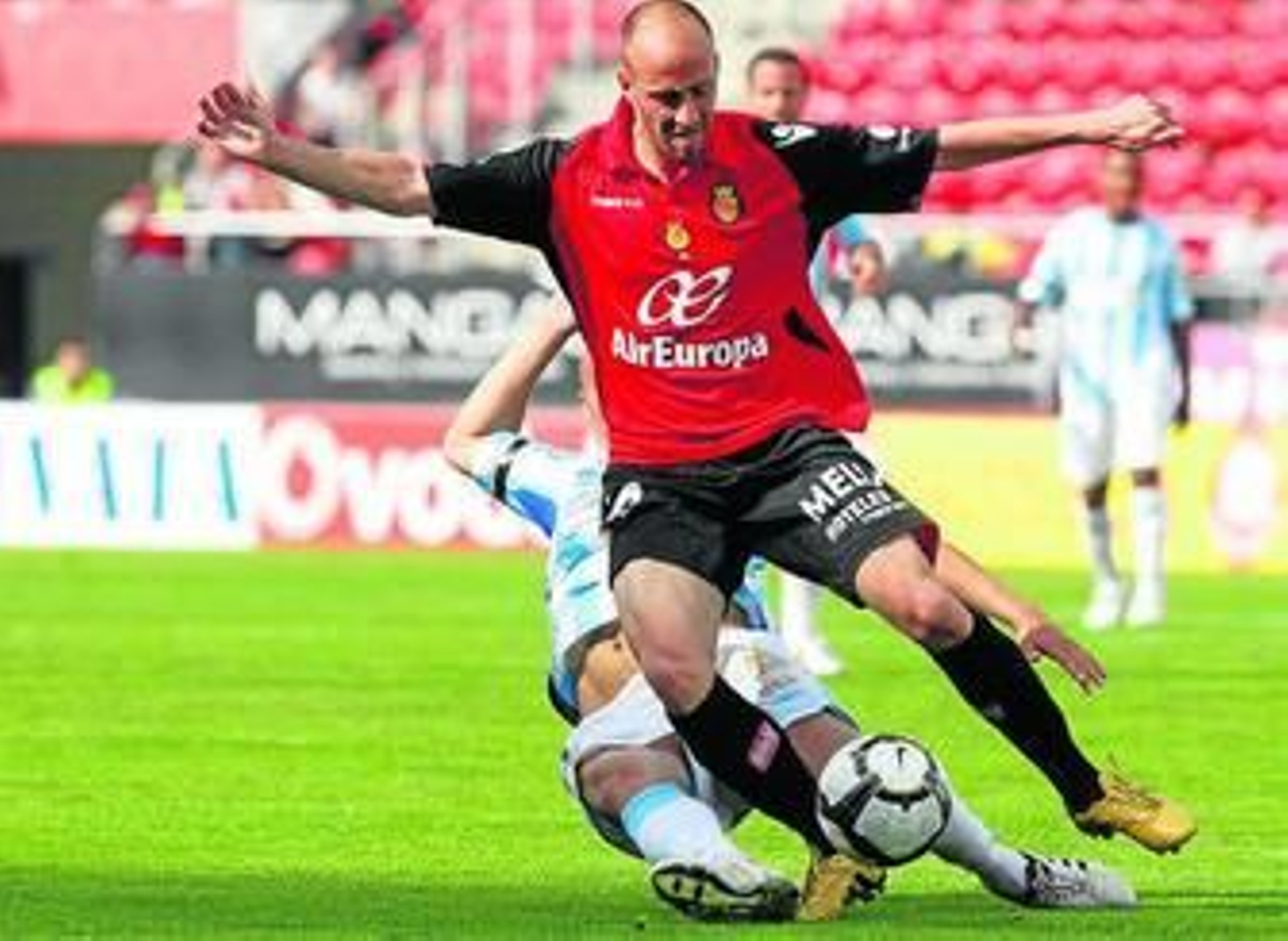 Borja Valero protege el balón en el Málaga-Mallorca.
