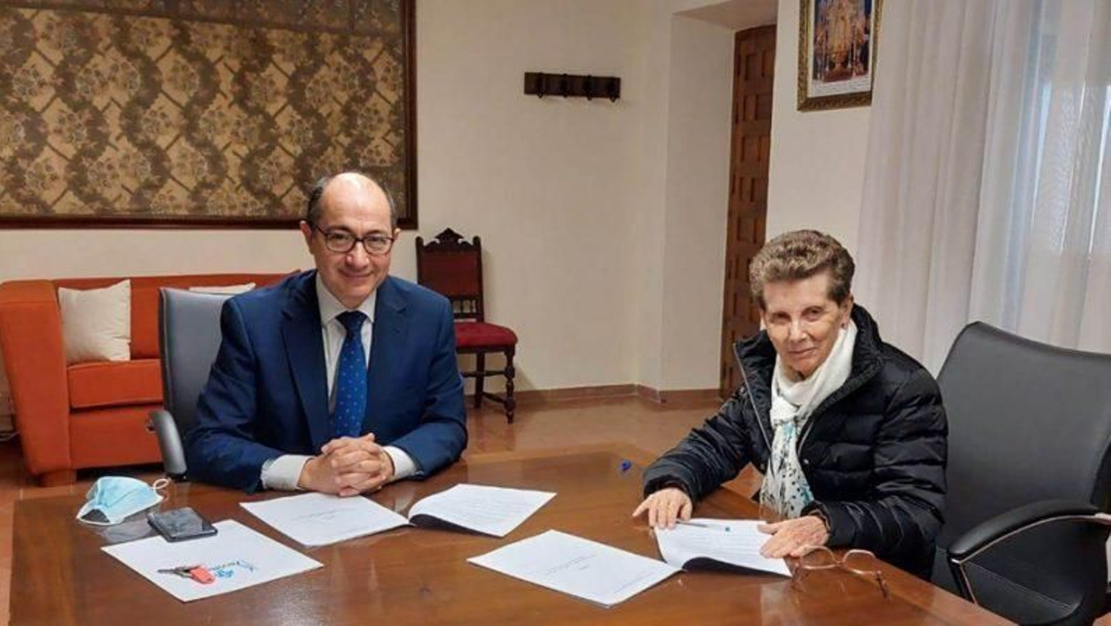 José Luis del Río y María del Carmen Fernández firman el acuerdo.
