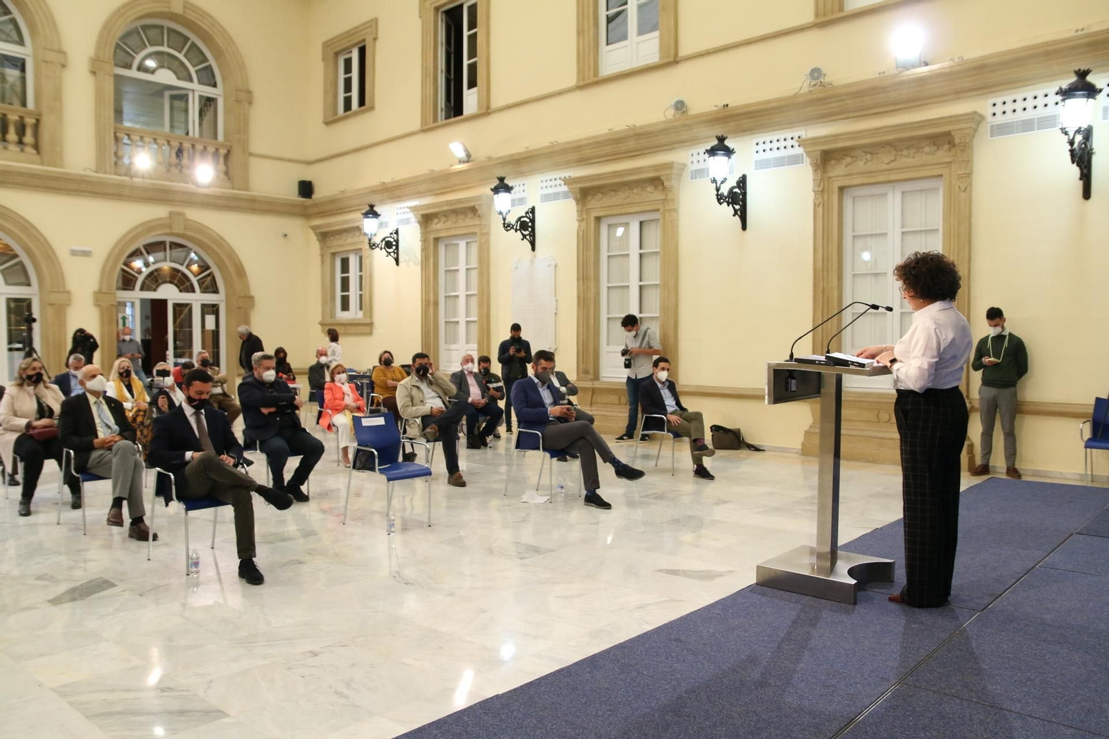 La presidenta del Foro Almería Centro en la presentación del libro