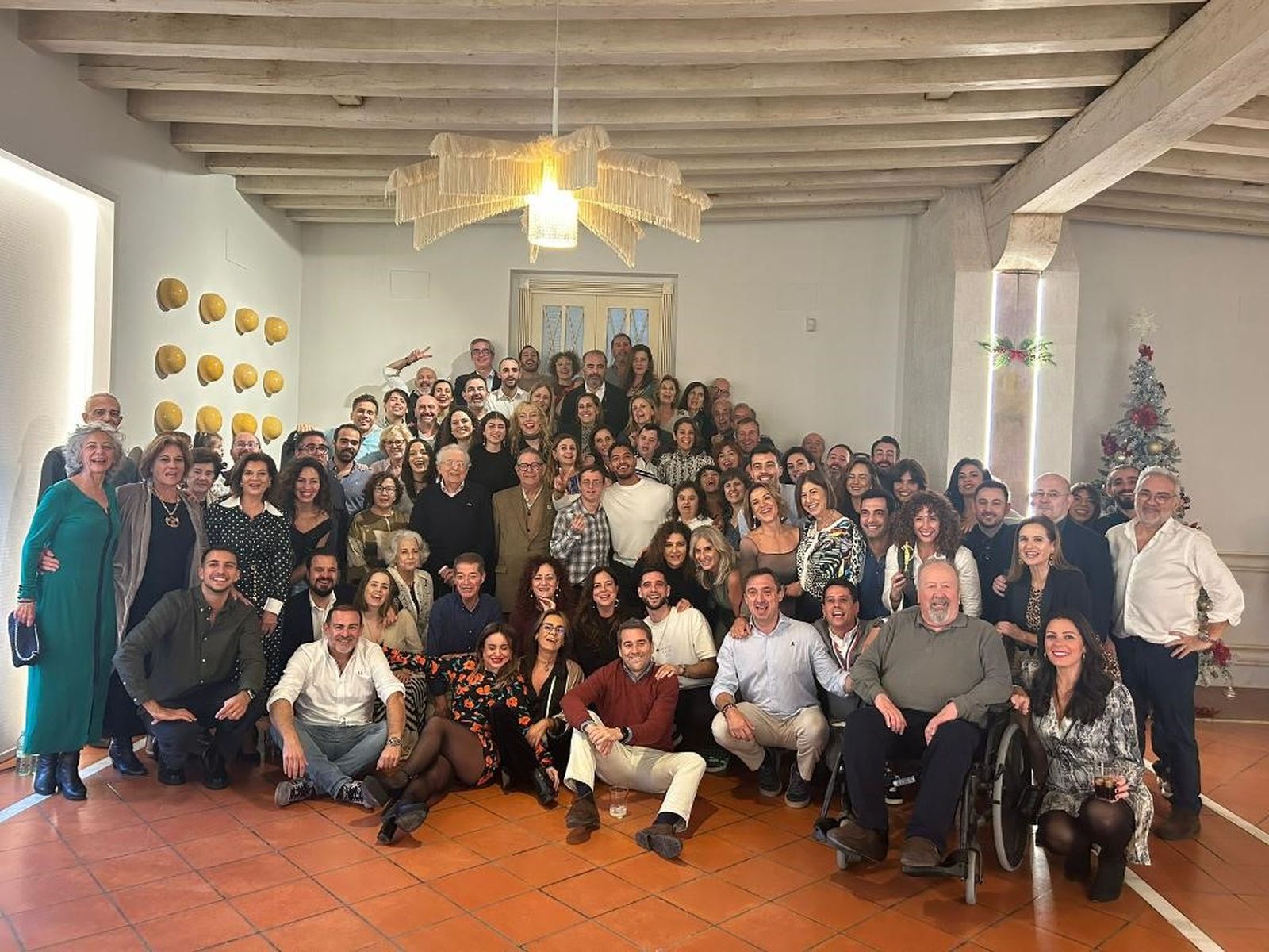 Miembros del gimnasio  Santé durante  la comida navideña, entre ellos Juan Escasany, Luis Valdés, Manolo Flores, Luis Manzano, Gloria Riera, Juanjo Arbolí, Gema Rodríguez Téllez, Pepe Amaya, Yolanda Vallejo, Consuelo Marín, Rocío Mateos, Javier Delgado Lallemand, Coral Bejerano, Africa Galindo, Alejandro Delgado y Gilma Ortiz.