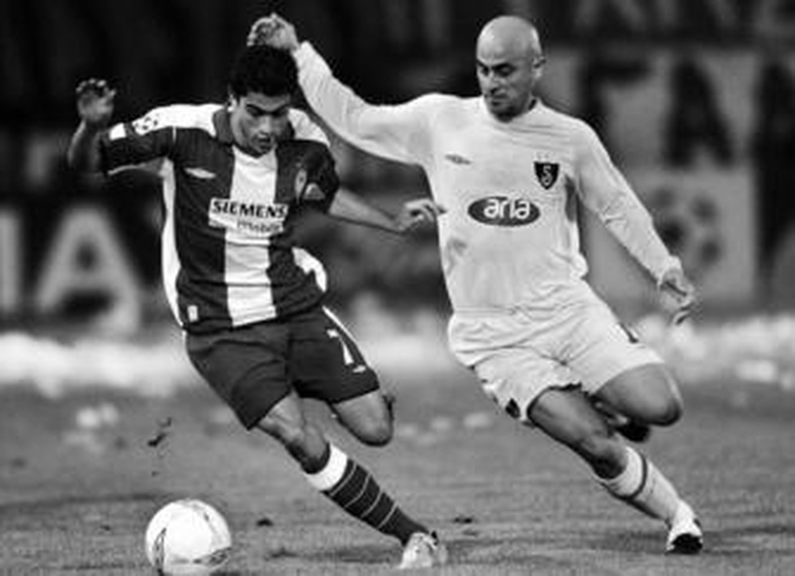 Nery Castillo, en un partido disputado cuando defendía la camiseta de Olympiacos frente al Galatasaray.