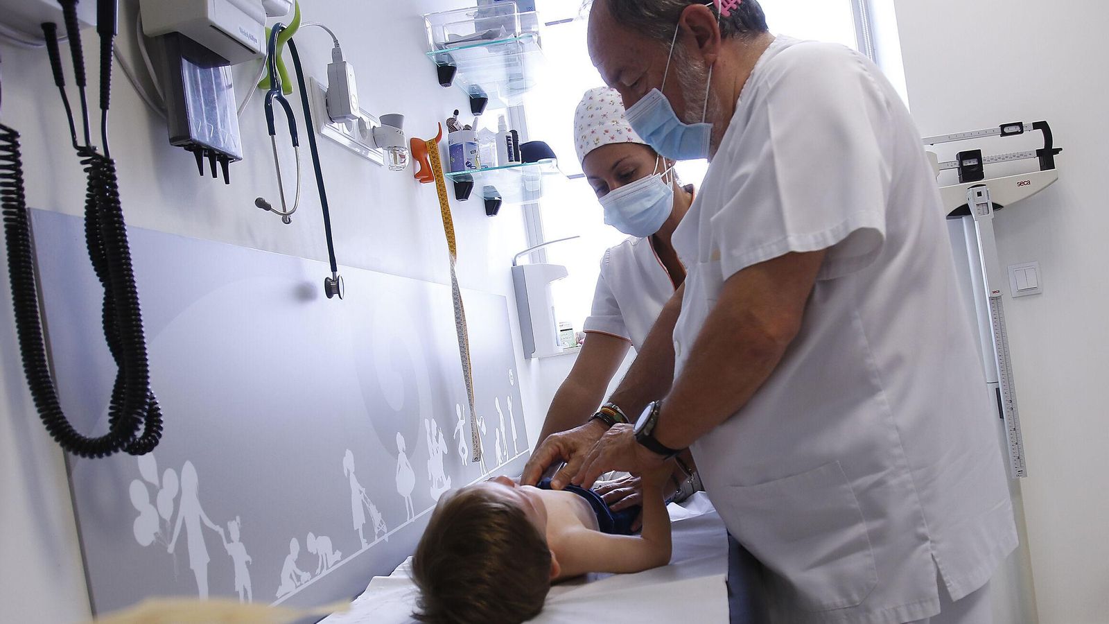 El doctor Carmona atiende a un paciente en su consulta.