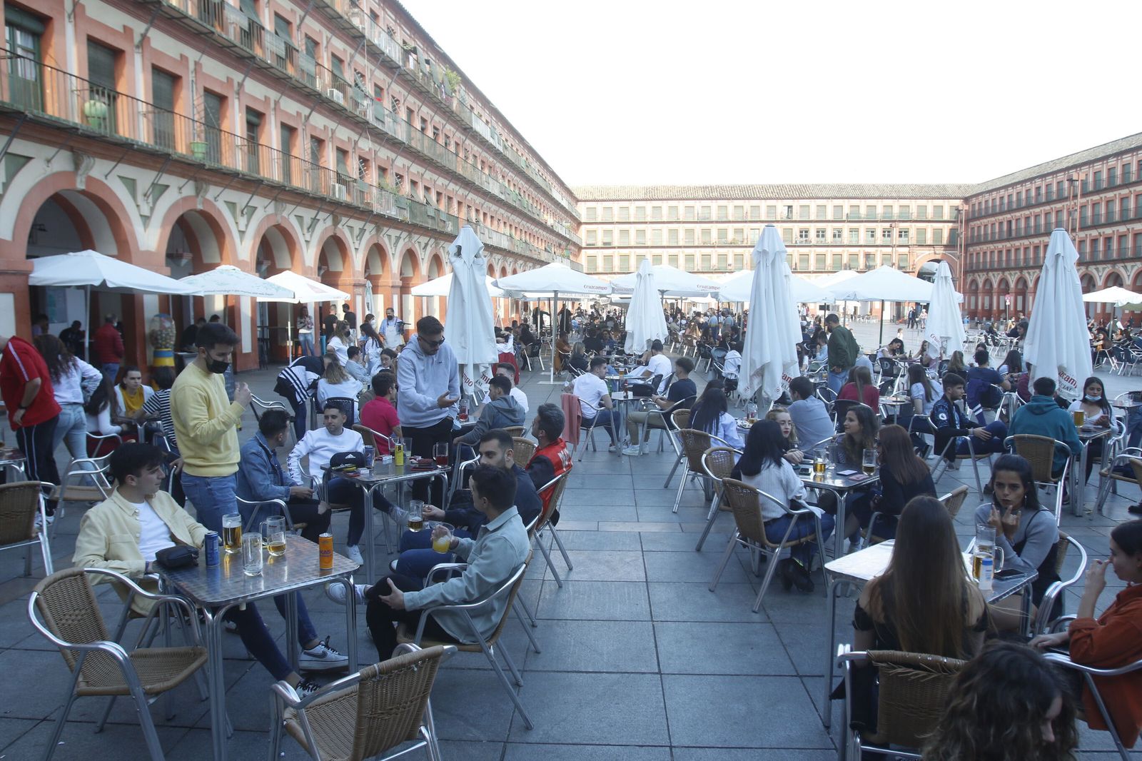 Terrazas llenas en la plaza de La Corredera de Córdoba