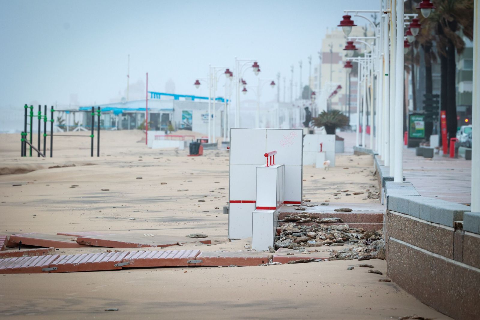 Imágenes de los principales destrozos provocados por la borrasca Leonardo en Cádiz