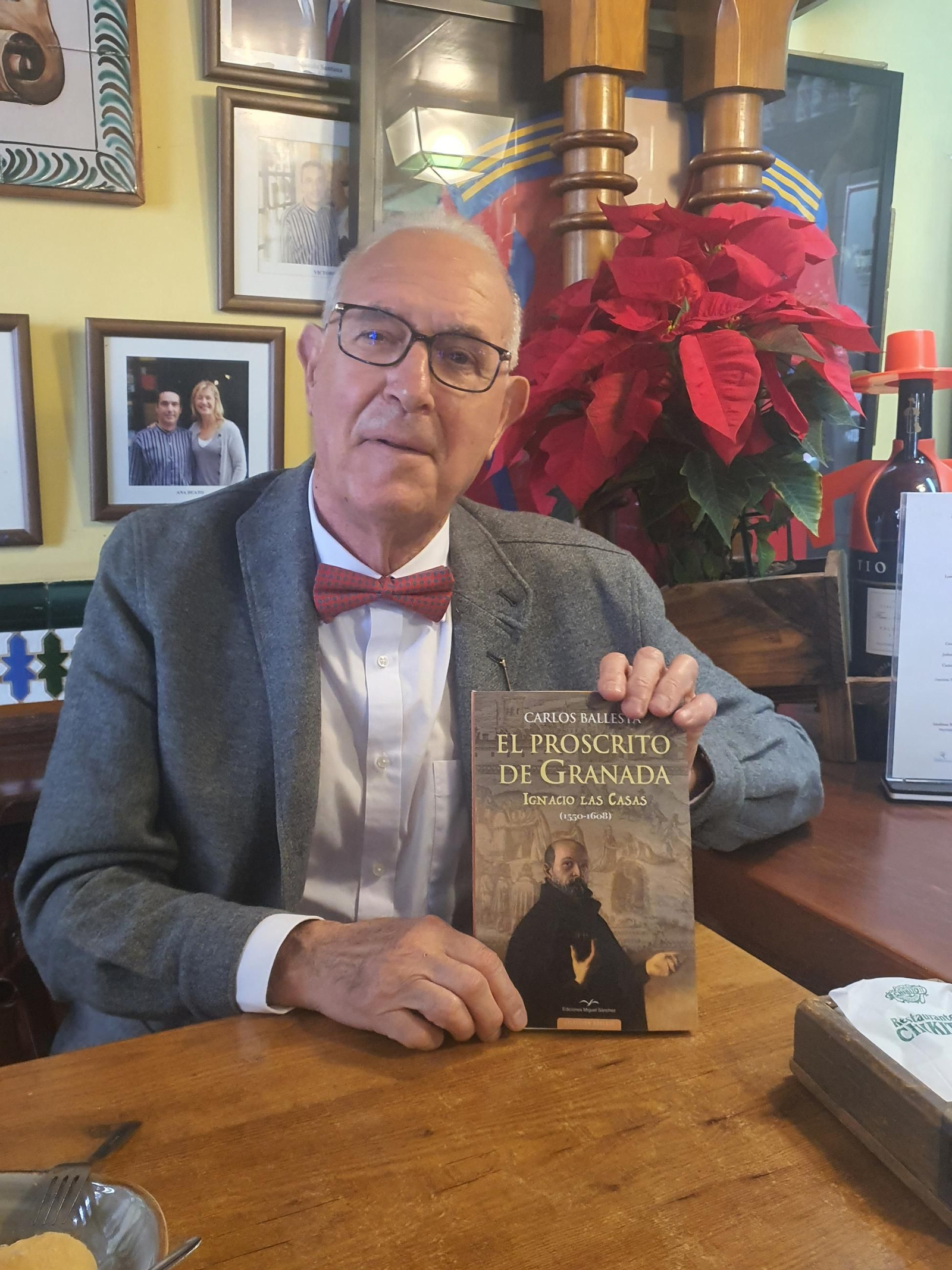 El autor posa junto a su libro antes de la entrevista. El autor posa junto a su libro antes de la entrevista.
