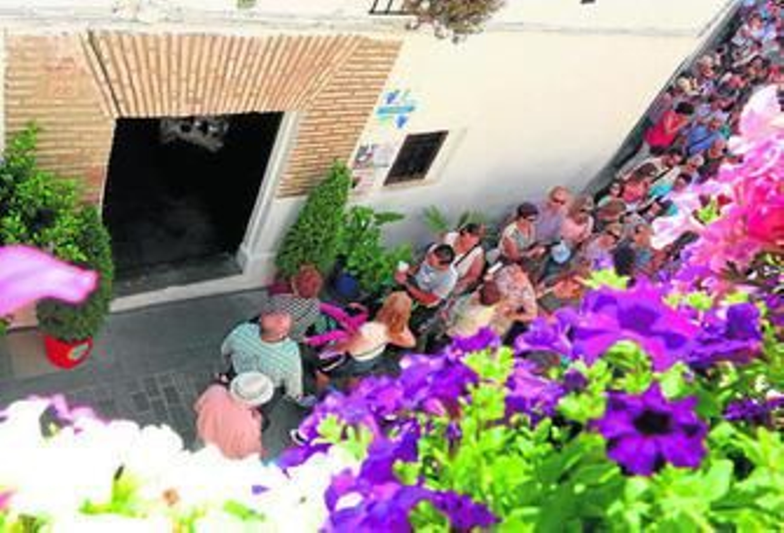 Turistas en la calle de San Basilio a la espera de entrar en algunos de los patios del barrio el pasado fin de semana.