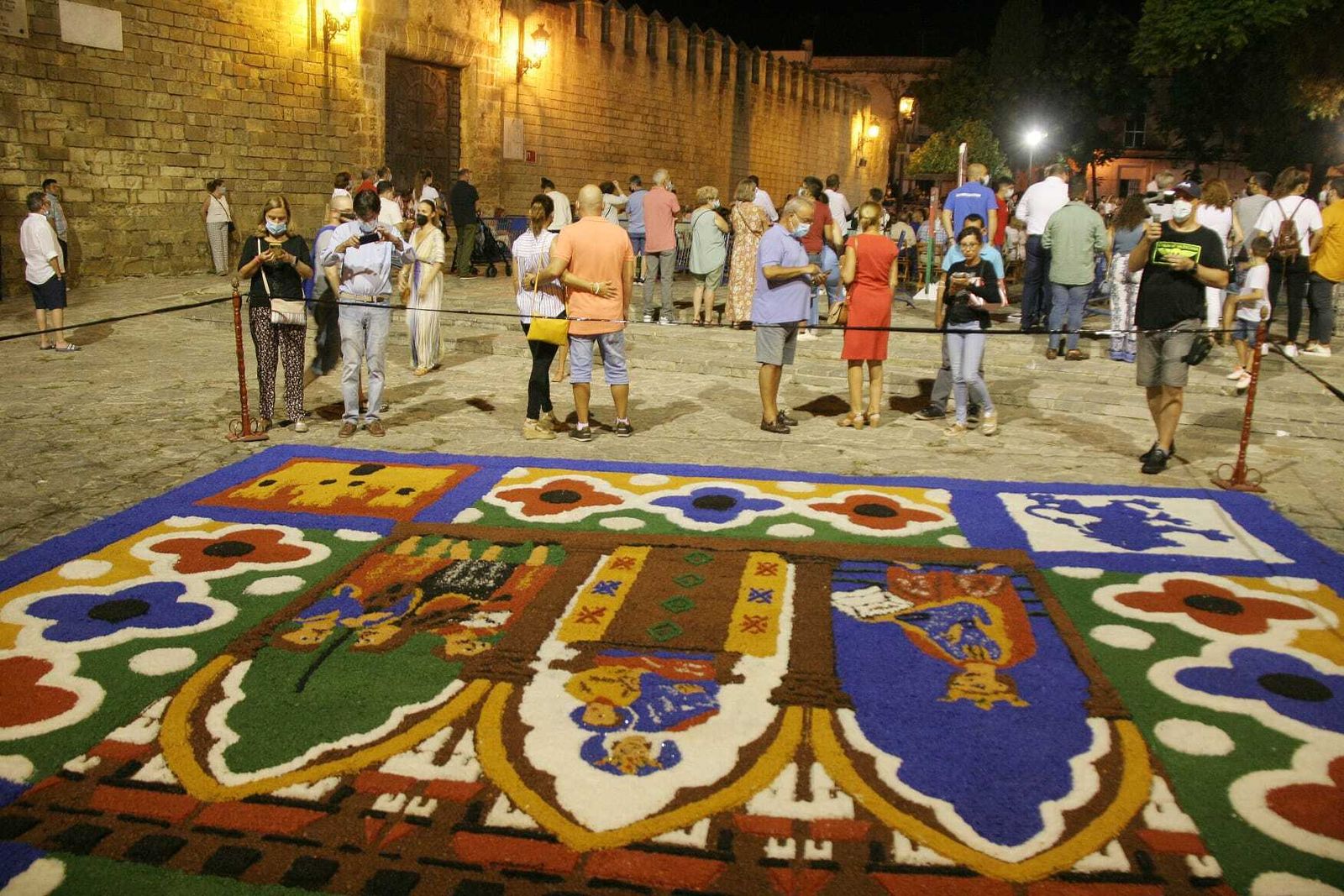 Una de las alfombras de sal dedicadas a las Cantigas de Alfonso X El Sabio, elaborada en la Plaza del Castillo