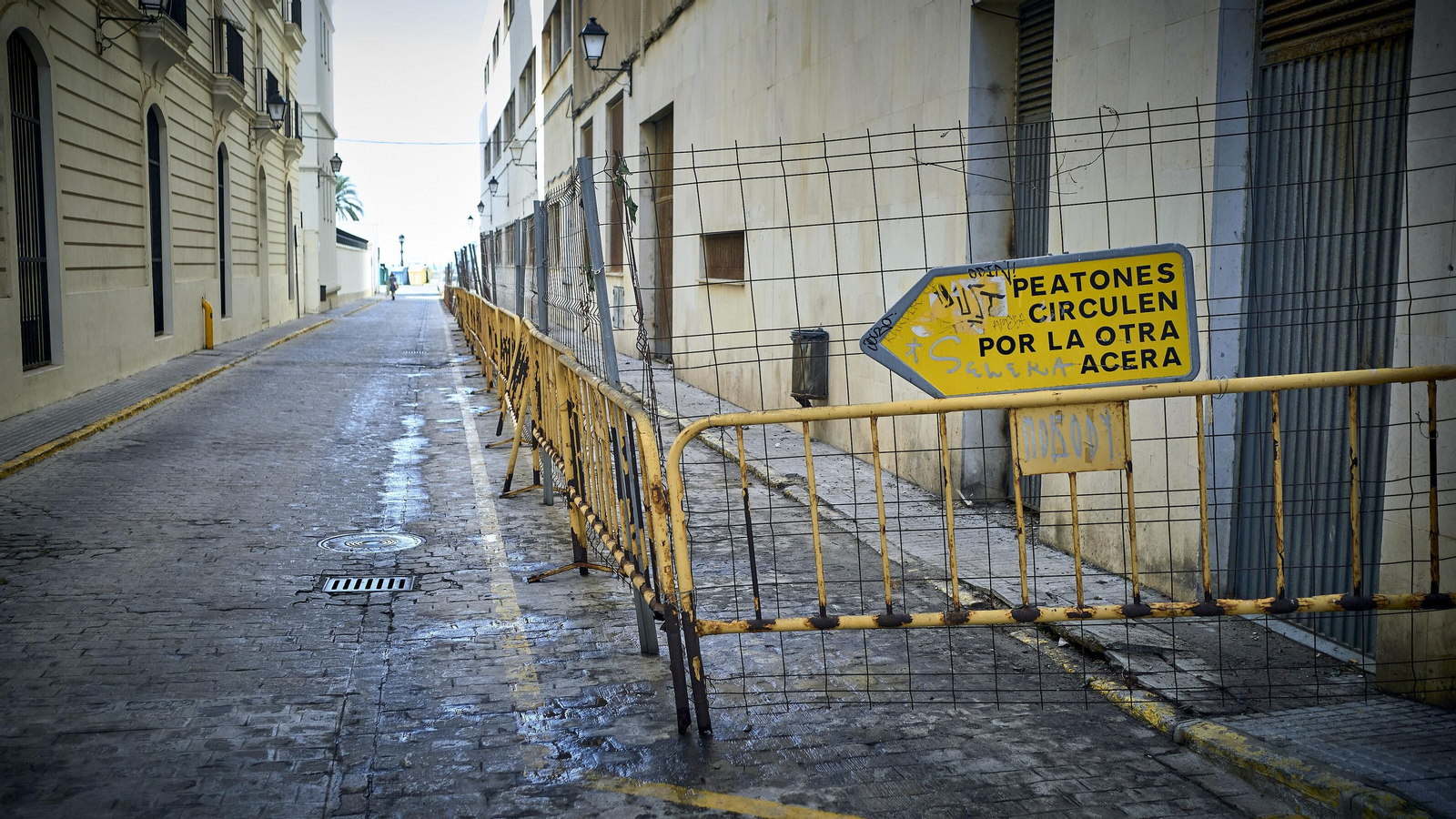 Una imagen de la calle Matía, con una acera demasiado estrecha y otra inhabilitada. Una imagen de la calle Matía, con una acera demasiado estrecha y otra inhabilitada.