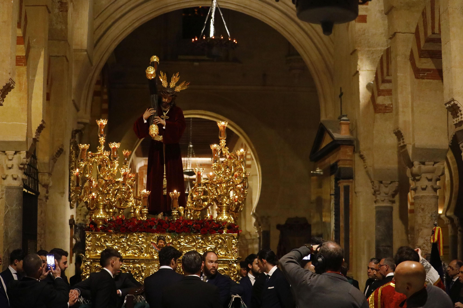 El vía crucis de la Agrupación de Cofradías de Córdoba, en imágenes