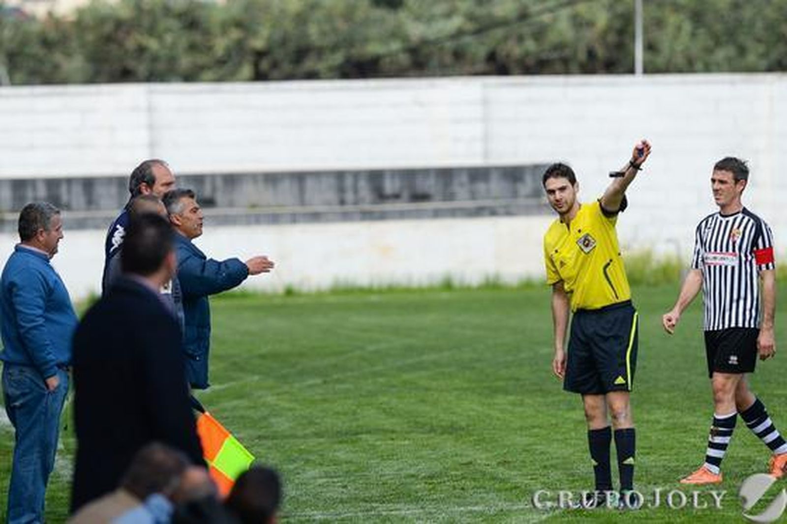 El XCD, que tampoco paga al árbitro, cae ante el Mairena (2-1) con un gol dudoso en el minuto 89.  Foto: LOF