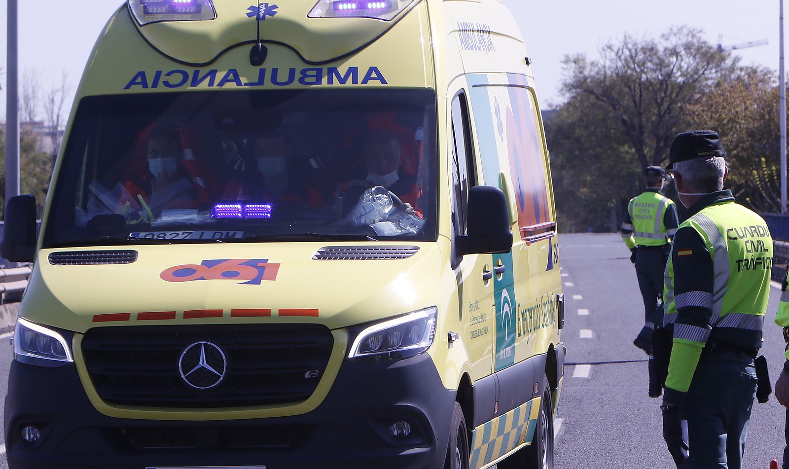 Controles de la Guardia Civil y Policía Local agradeciendo aplausos