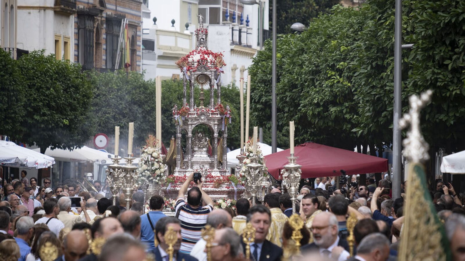 Comitiva del Corpus Chico trianero por el Altozano