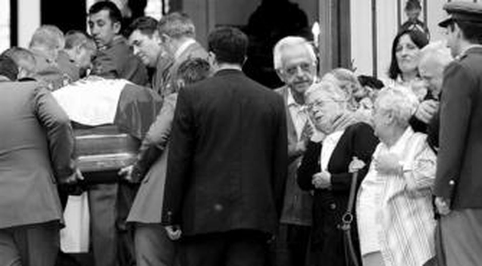 Compañeros del fallecido introducen su féretro en la Academia de Artillería de Segovia, entre el dolor de los familiares de Luis Conde.