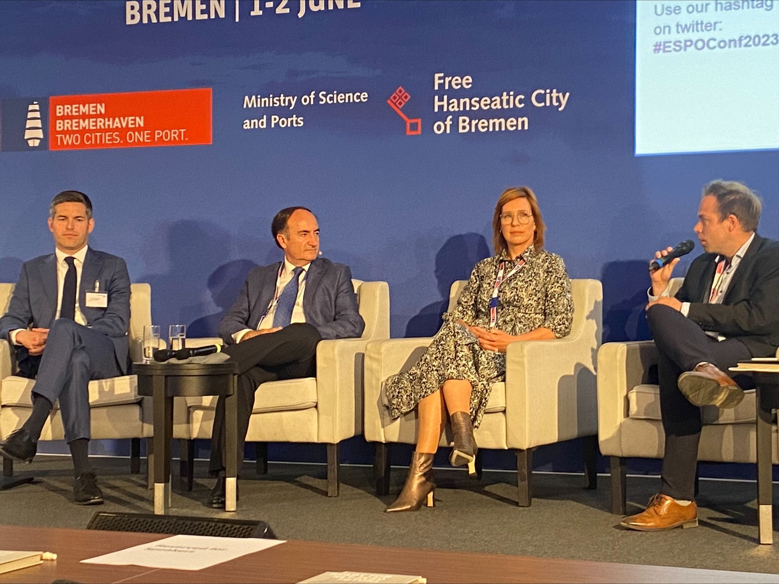 El presidente de la APBA, Gerardo Landaluce (segundo por la izquierda), en Bremen.