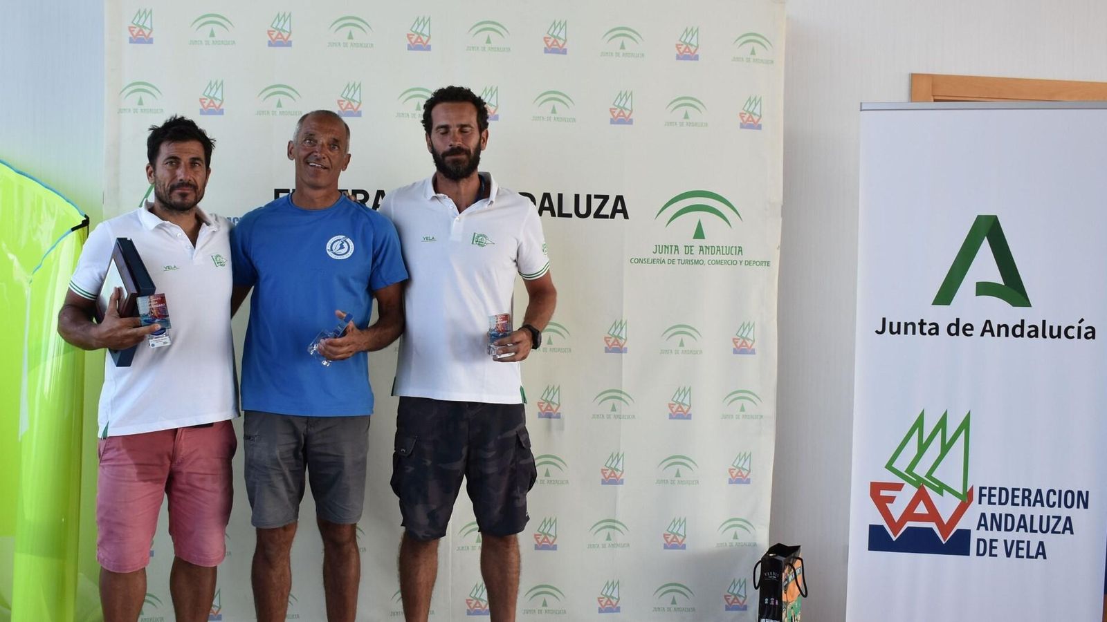 Imagen del podio absoluto en la entrega de placas.