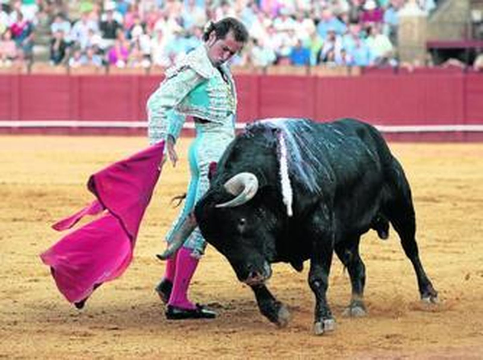 César Jiménez, en un deslumbrante cambio de mano por la espalda al toro que cerraba plaza.