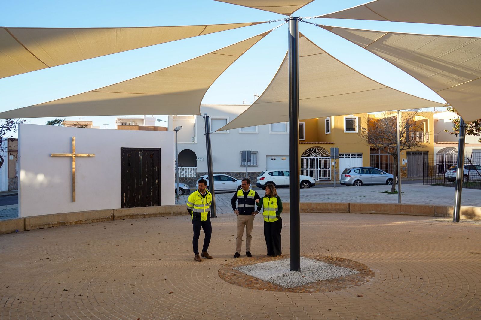 El equipo de gobierno de El Ejido visitan el sombreado en la Plaza Pompeya.