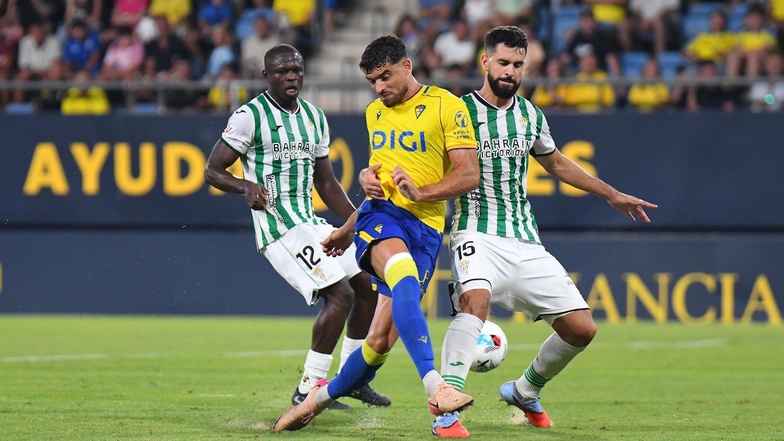 La pareja de centrales del Córdoba CF, Xavi Sintes y Fomeyem, intentar frenar a García Pascual en el Cádiz - Córdoba CF.