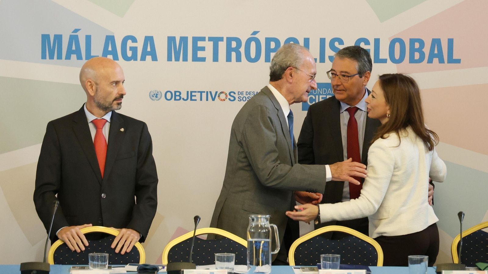 Javier Salas observa a Francisco de la Torre, Francisco Salado y Patricia Navarro saludarse antes del foro.