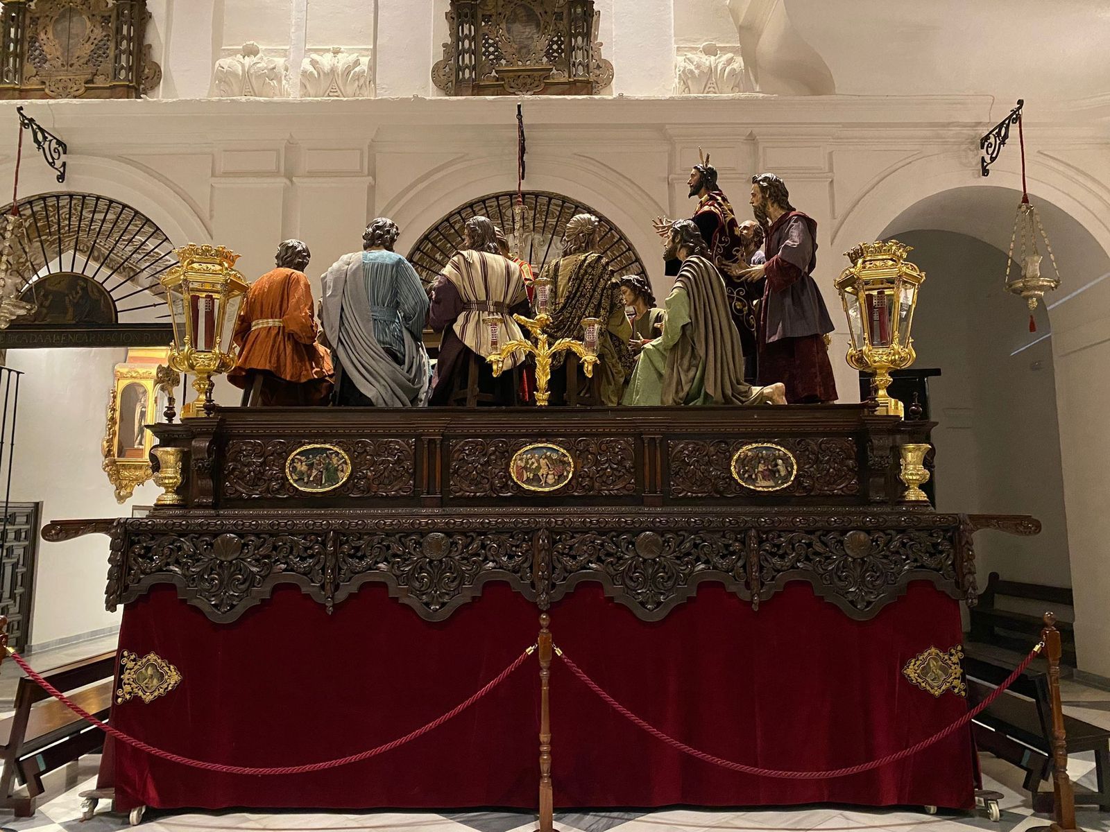 El apostolado de la cena con los nuevos ropajes.