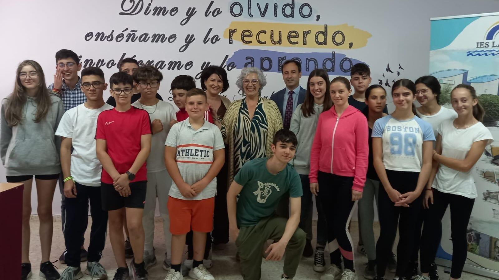 Carlos Soriano con el alumnado del IES La Ribera de Almonte. Carlos Soriano con el alumnado del IES La Ribera de Almonte.