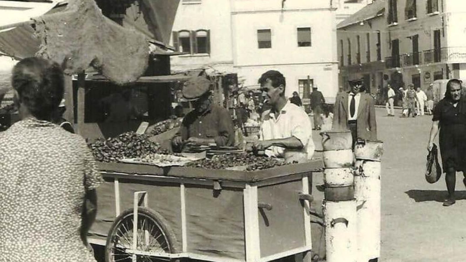 La tienda de Oriente a la derecha, hacia 1945.