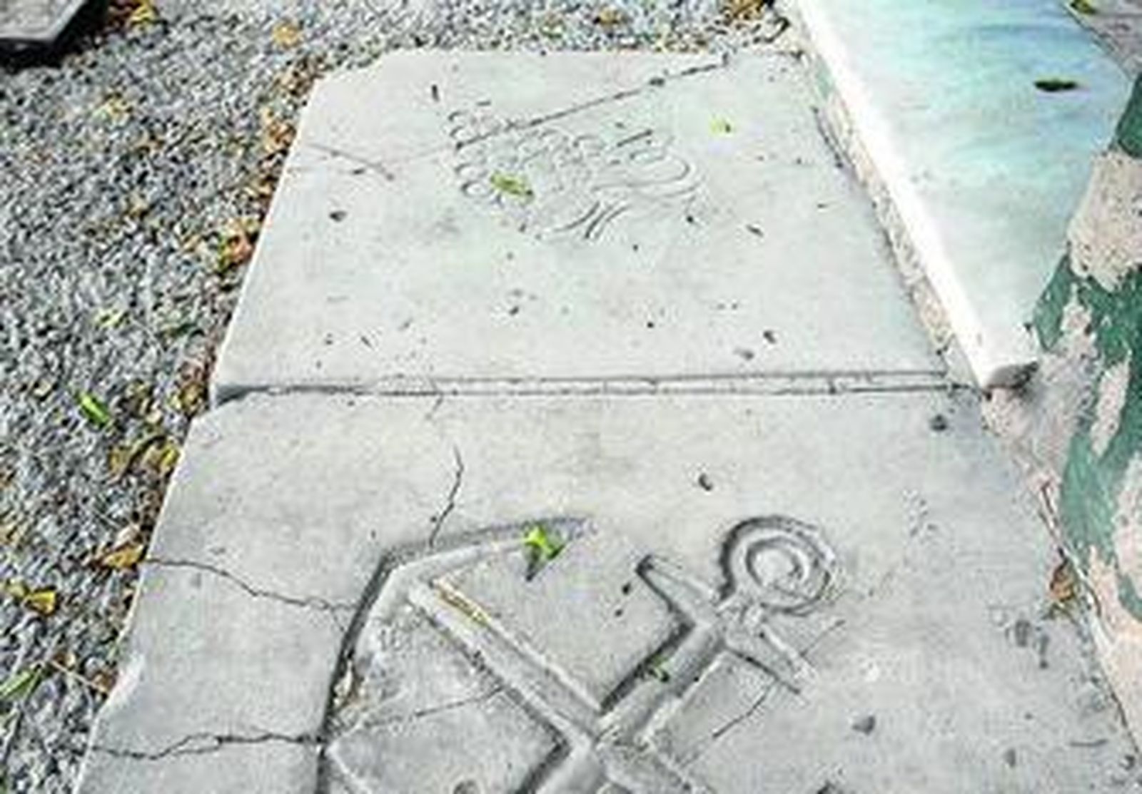 La solería original de la barriada de la Playa se está eliminando.