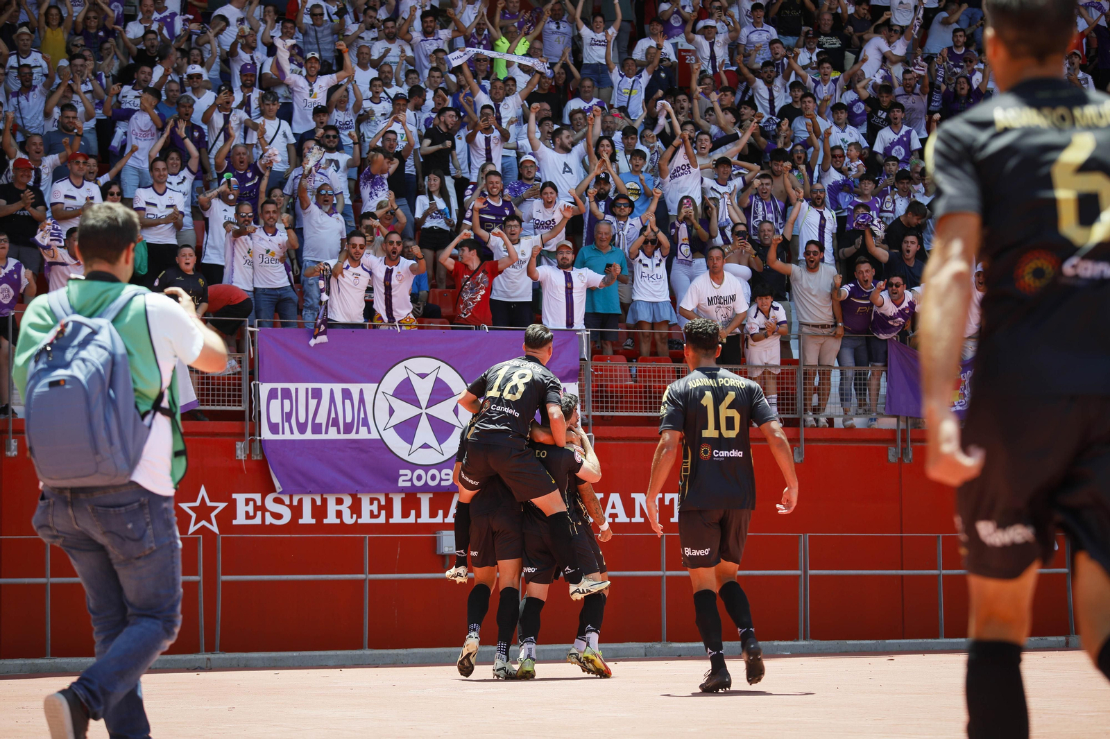 La afición lagarta tiñe de blanco y morado el Power Horse Stadium, en imágenes La afición lagarta tiñe de blanco y morado el Power Horse Stadium, en imágenes