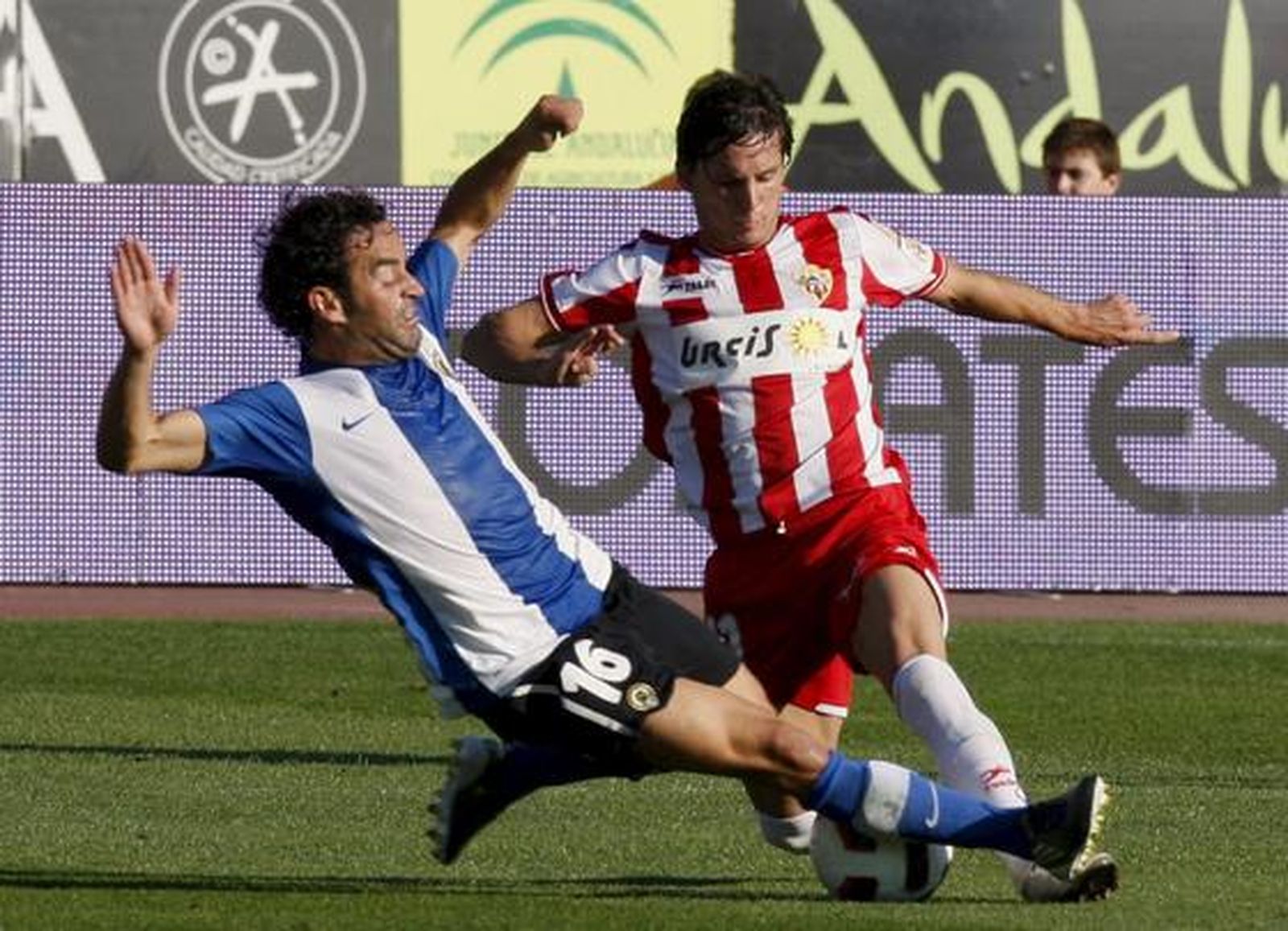 Piatti sufre una entrada de un jugador del Hércules. / EFE