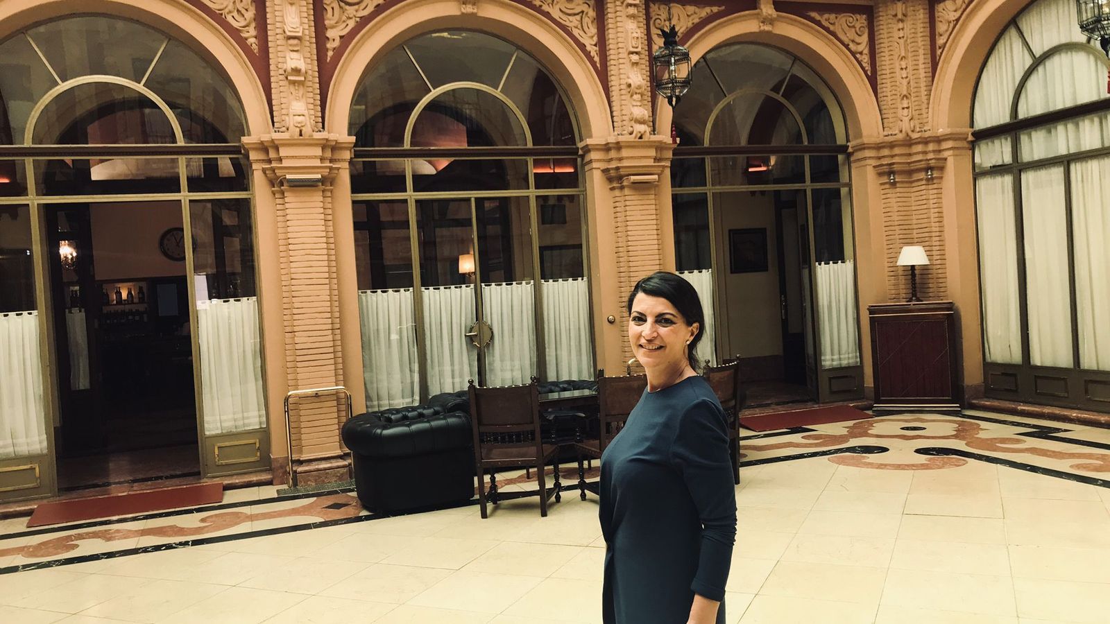 Macarena Olona en el patio del Círculo de Labradores de Sevilla.