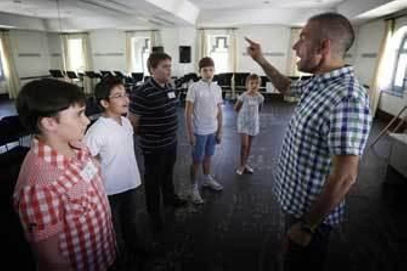 Manuel Rodríguez, director del casting infantil, mientras prueba a uno de los grupos de pequeños. /Miguel Ángel González