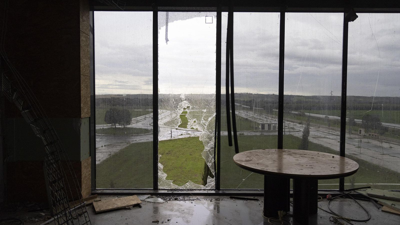 Una mesa circular en lo que en su día debió ser un despacho.