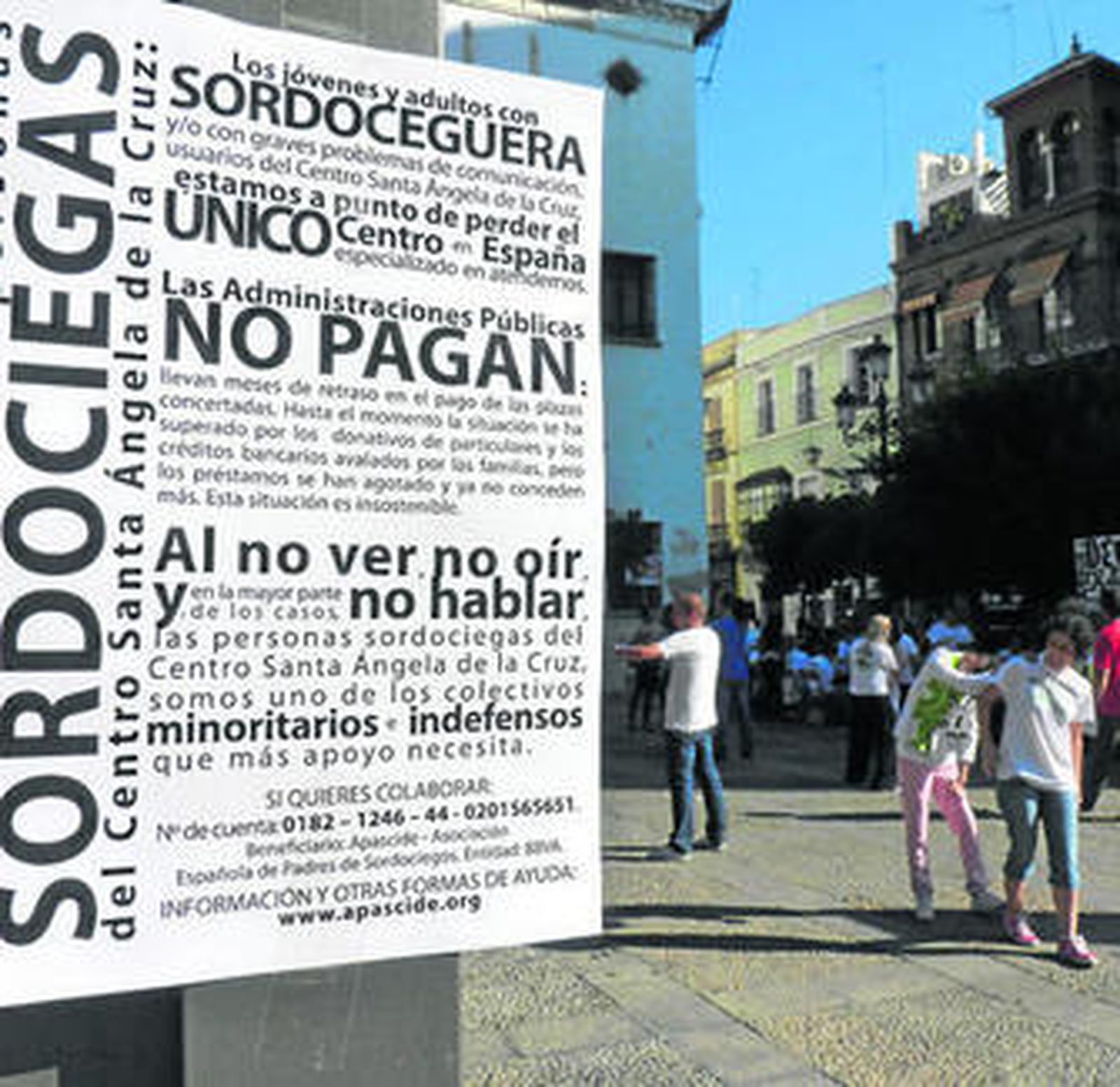Concentración de trabajadores y usuarios del centro de sordociegos Santa Ángela de la Cruz.