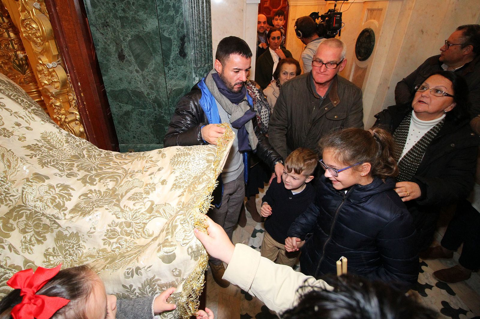 El Rocío celebra La Candelaria con la presentación de los niños a la Virgen, en imágenes