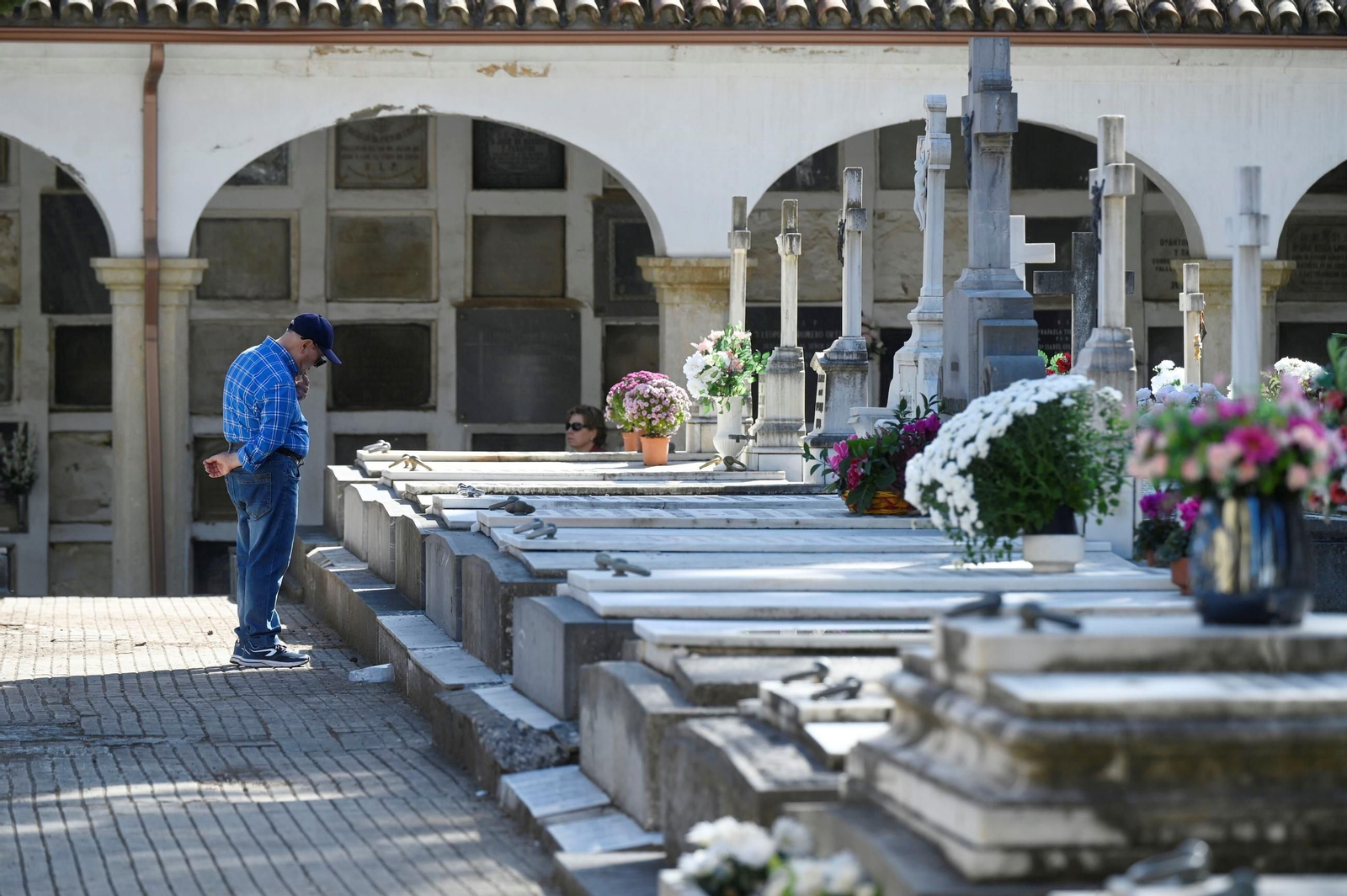 Las imágenes del Día de los Santos en los cementerios de Córdoba