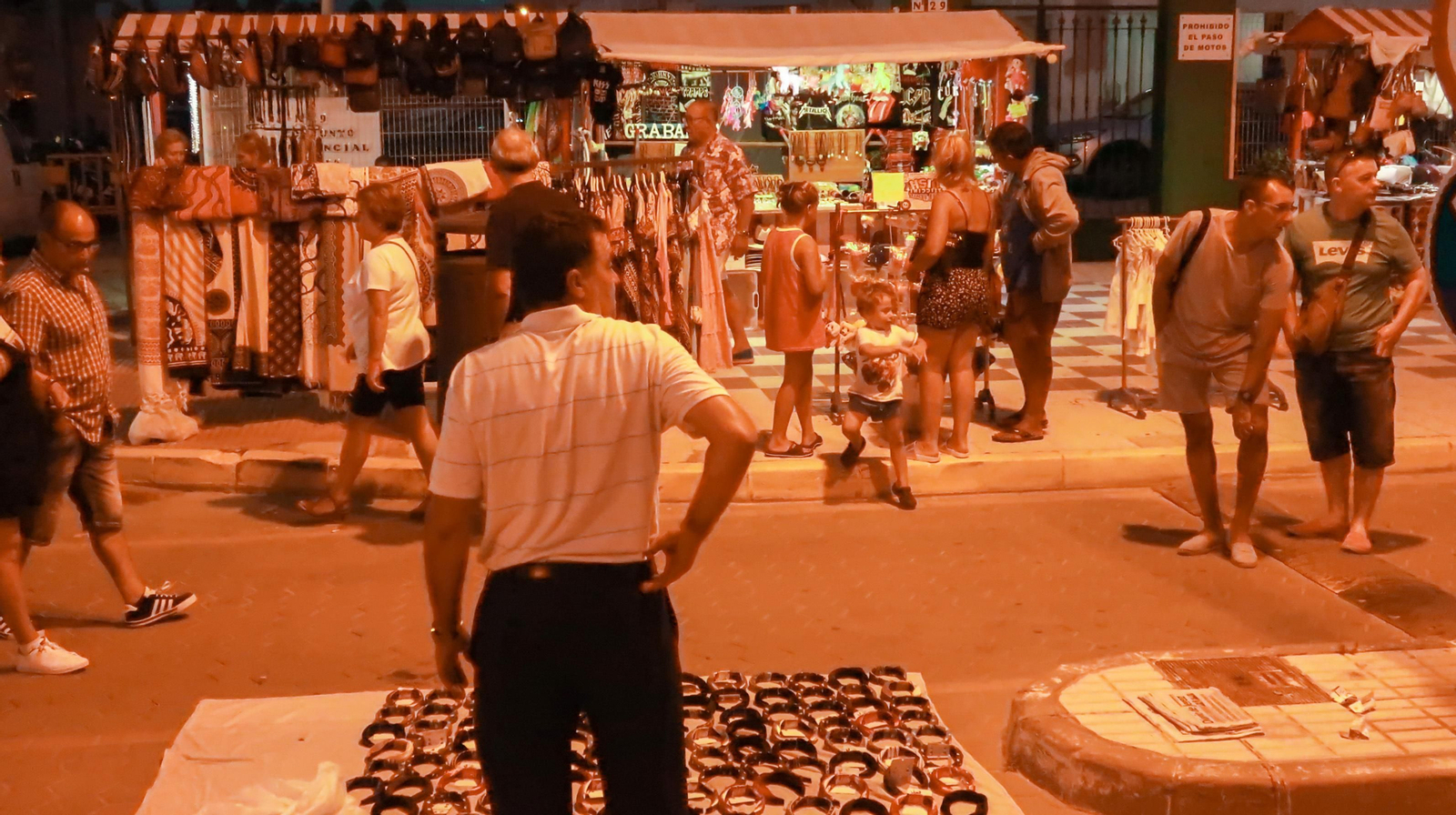 Una imagen de manteros en el paseo marítimo de Valdelagrana, en veranos anteriores.