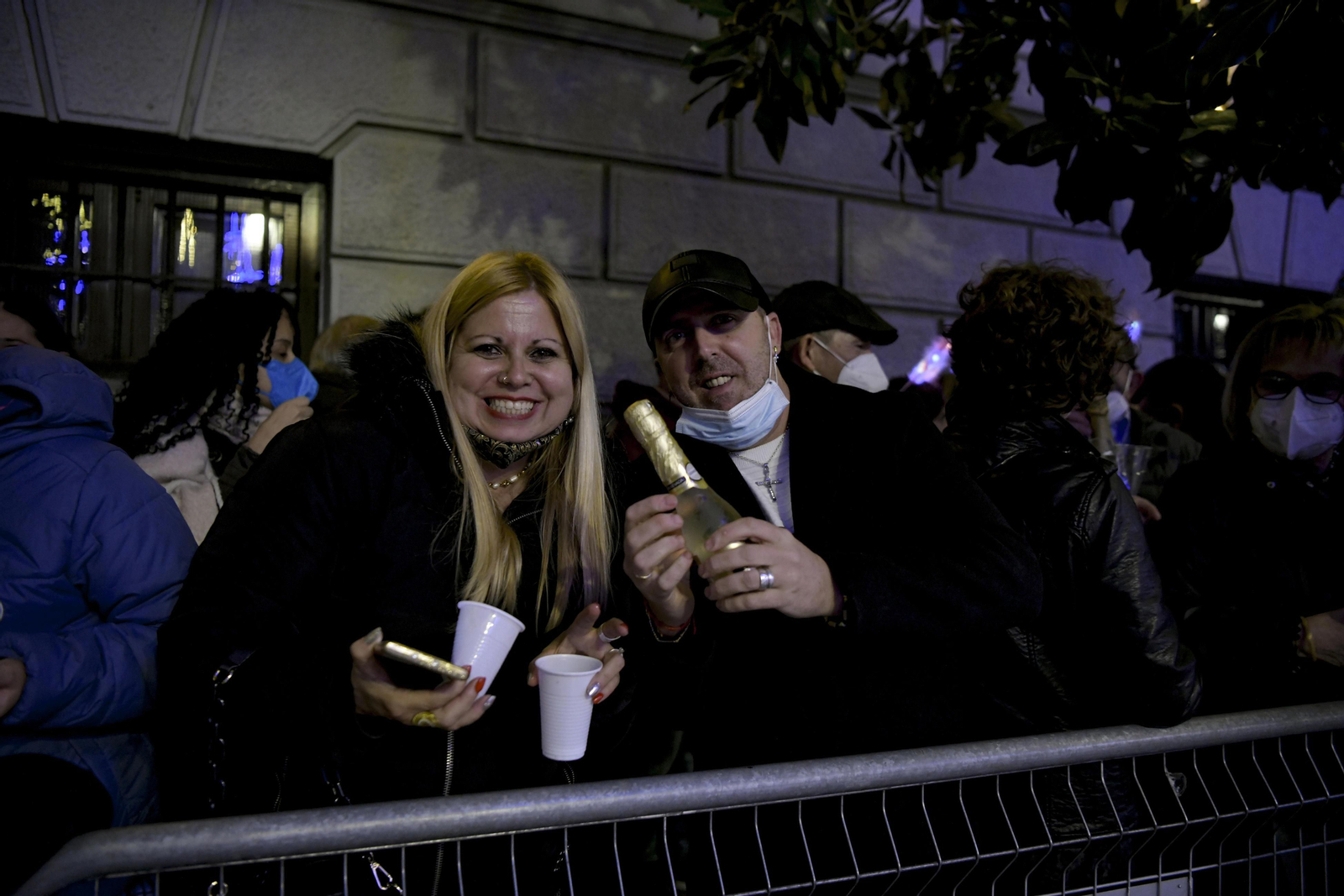Así fue la Nochevieja 2021 en Granada, en imágenes: uvas en una Plaza del Carmen vallada y ambiente de fiesta en la calle