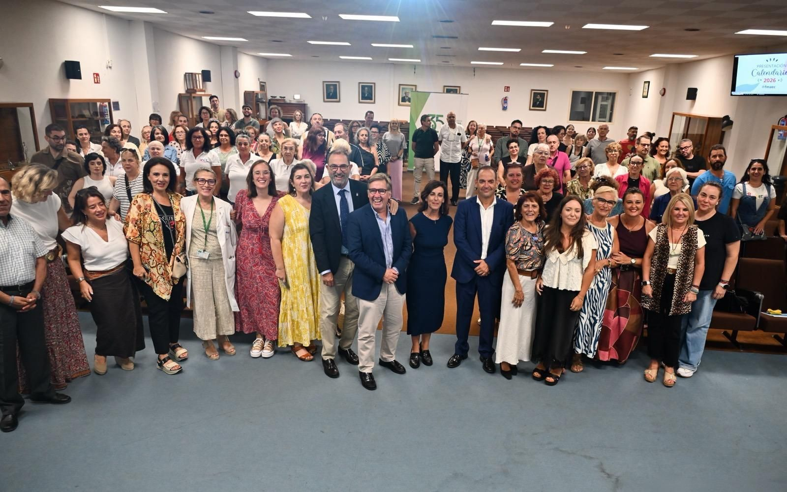 Asistentes a la presentación del calendario.