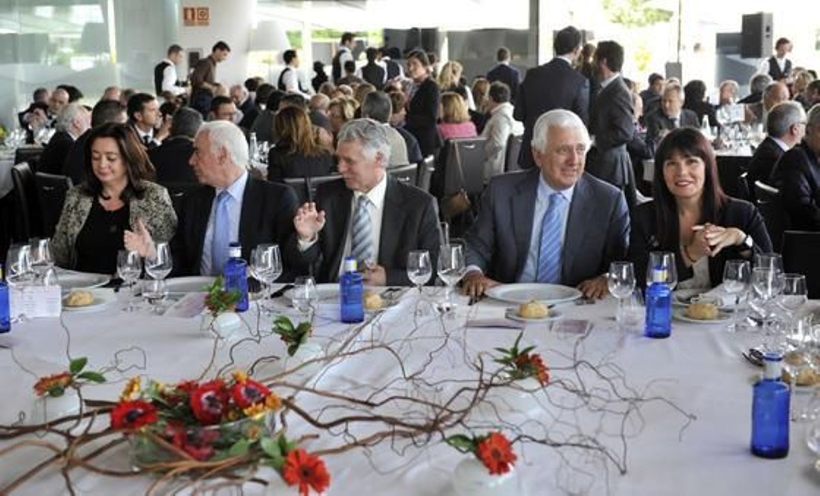 Mar Moreno, consejera de Presidencia; Luciano Alonso, consejero de Turismo; Francisco Menacho, consejero de Gobernación; Santiago Herrero, presidente de la CEA, y Micaela Navarro, consejera de Bienestar Social.

Foto: Juan Carlos Vázquez y Victoria Hidalgo