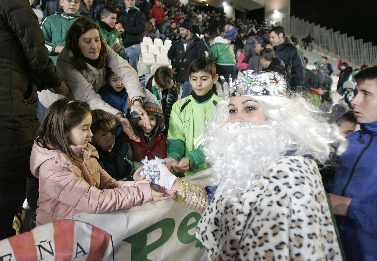 El Rey Melchor, durante una visita al estadio.