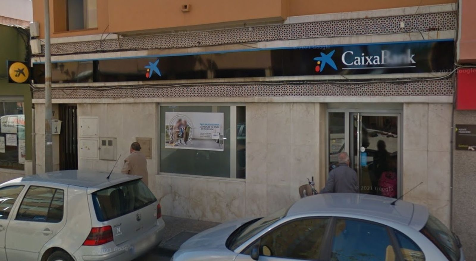 La oficina de Caixabank en la calle Andalucía de La Línea.