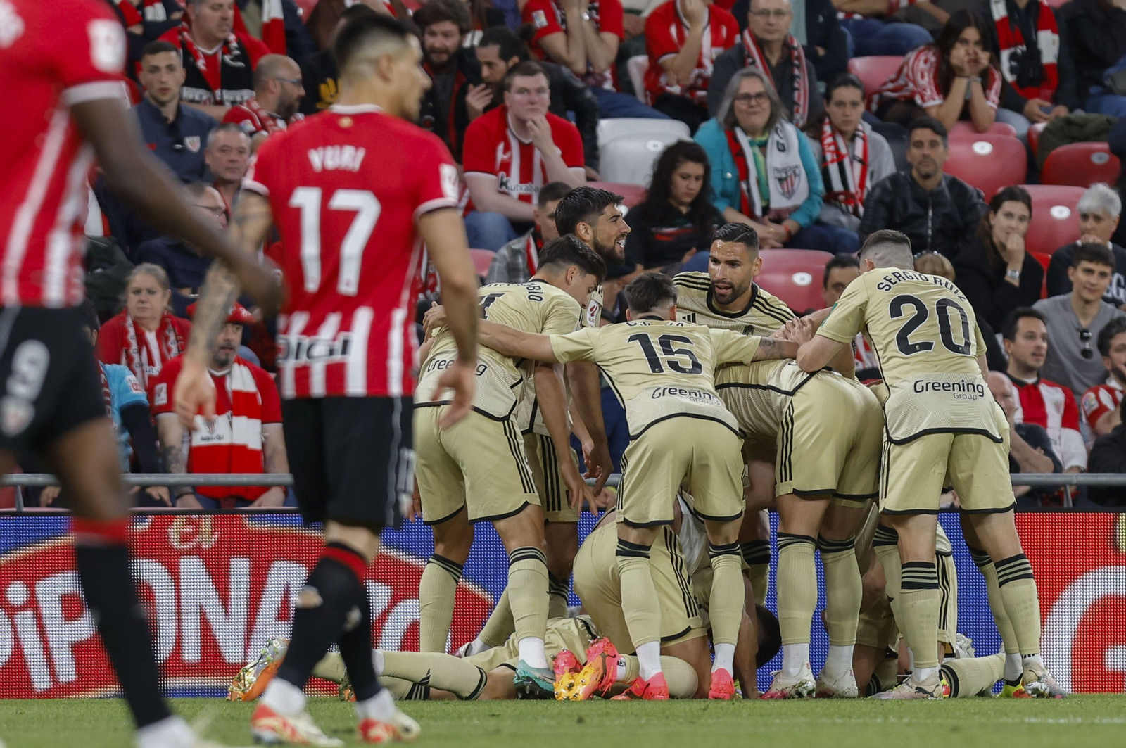 Los jugadores del Granada celebran el gol de Gumbau