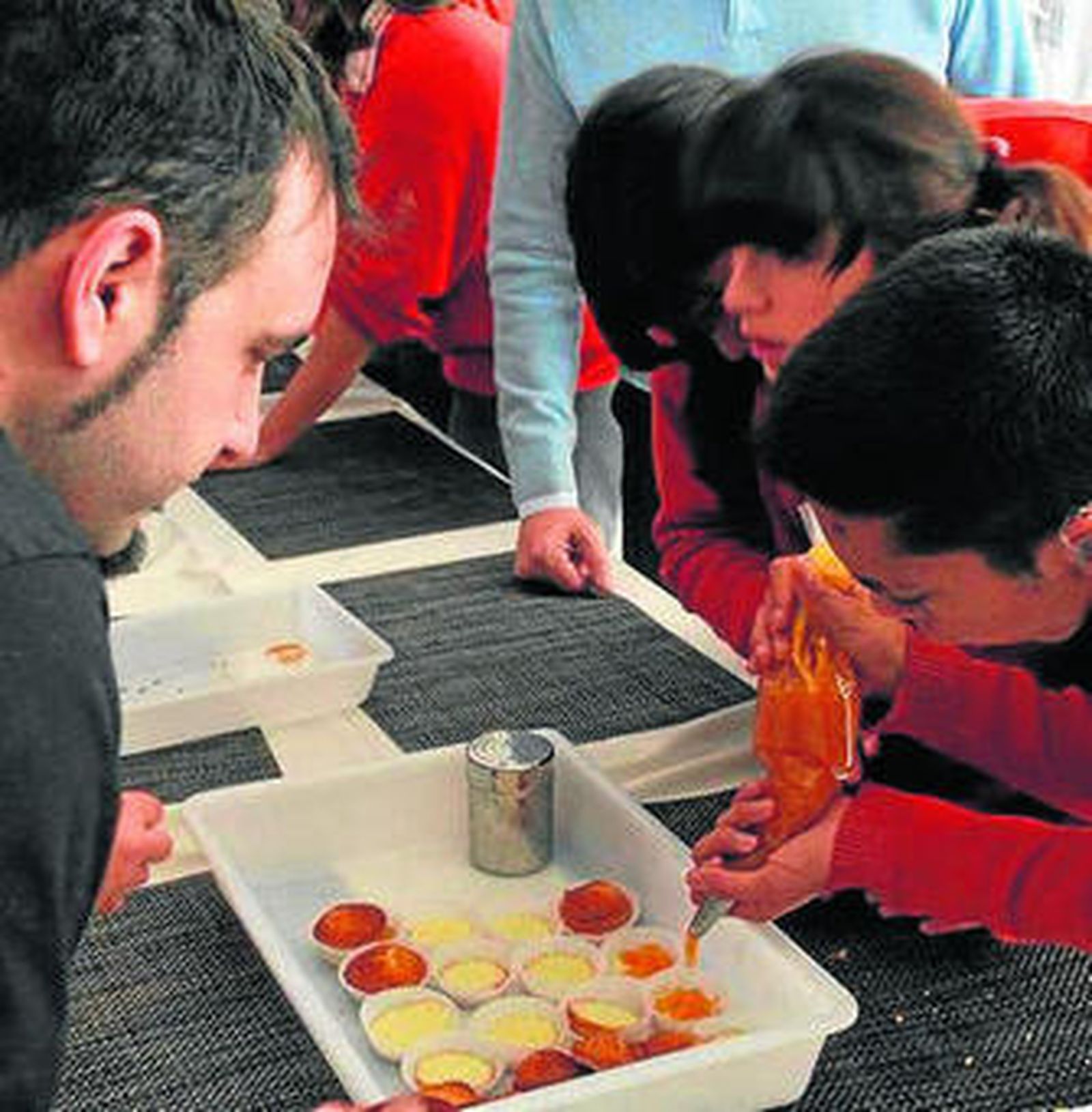 1. Los alumnos atienden las explicaciones de los cocineros. 2. Pudieron preparar varias recetas dulces, como tulipas con nata. 3 y 4. Se quiere fomentar hábitos saludables.