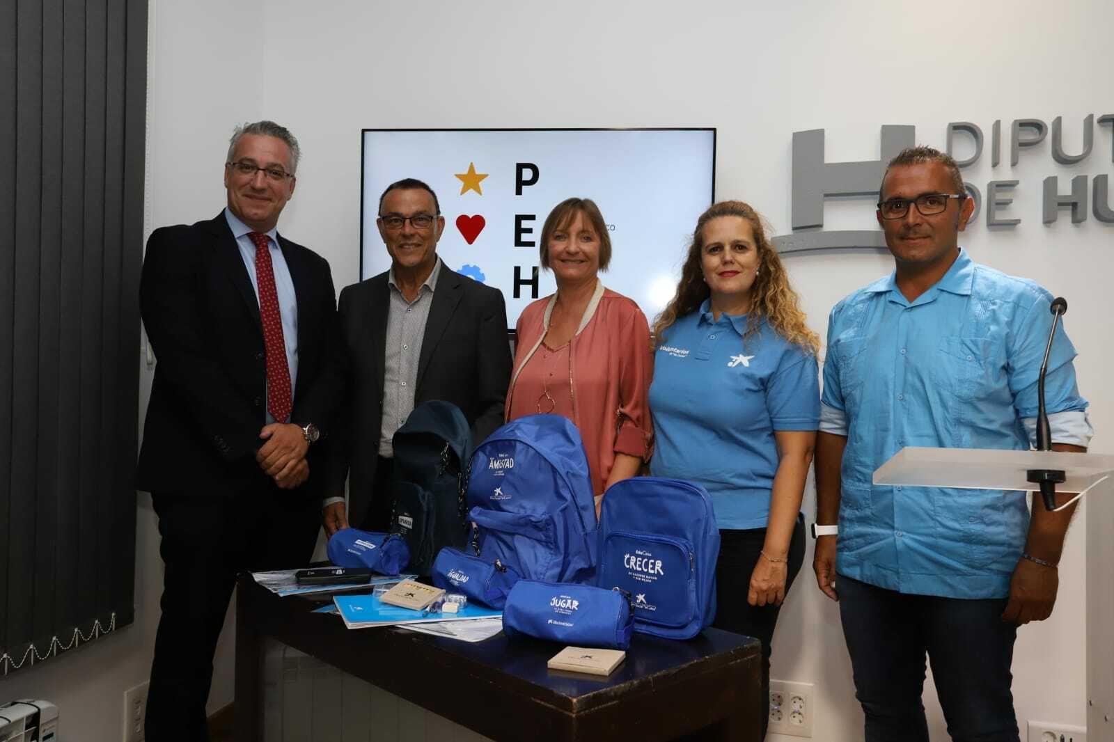 Presentación de los kits escolares para las familias más necesitadas.