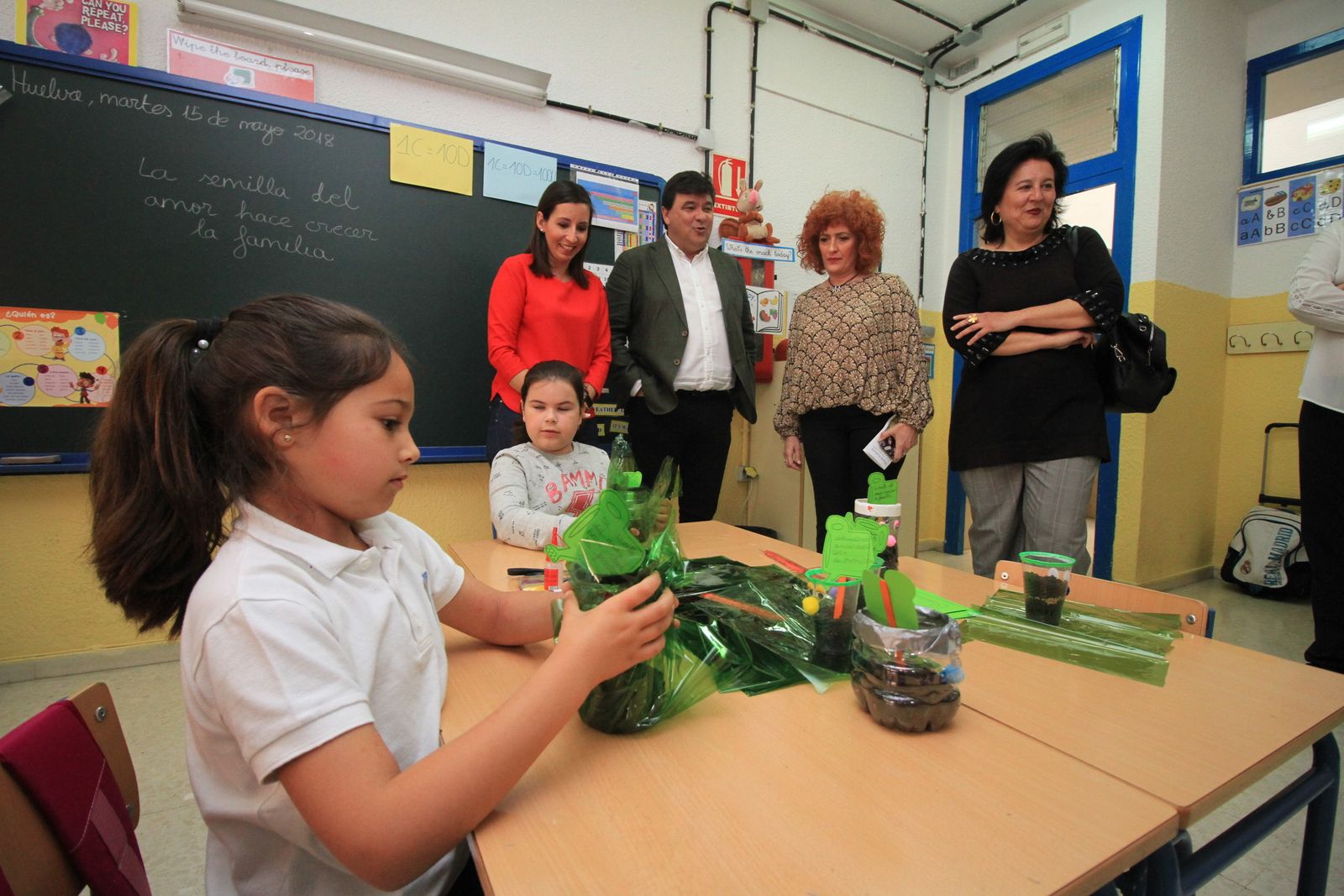 Imágenes de la plantación de árboles llevada a cabo en el colegio Los Rosales, con motivo del incendio del año pasado