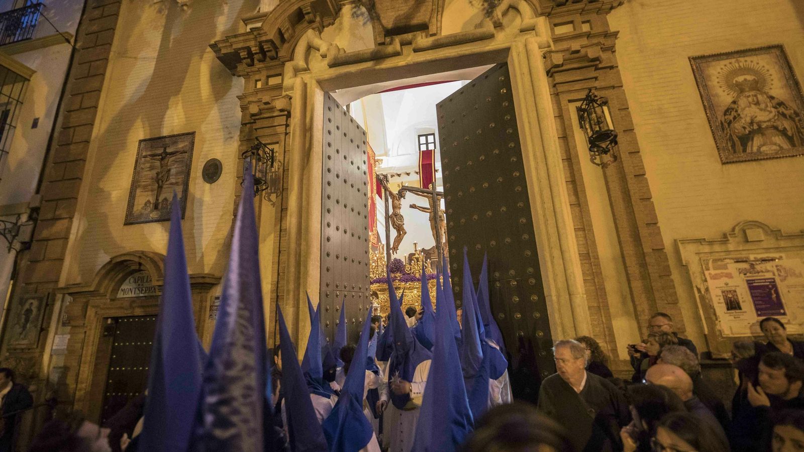 Hermanos de Montserrat entrando en el templo tras suspenderse la procesión por la lluvia.